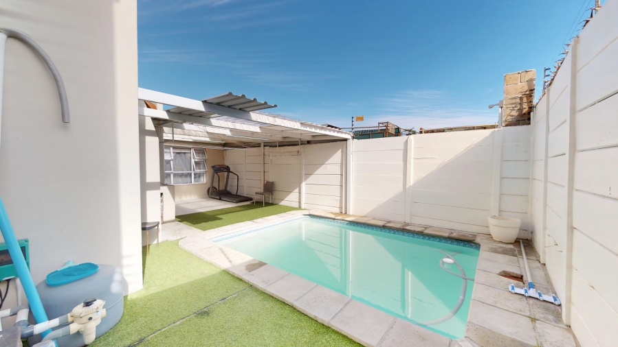 4 Bedroom Property for Sale in Rocklands Western Cape